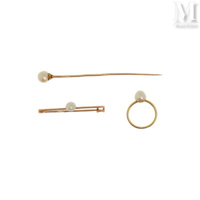 un gros plan sur une paire d'épingles à cheveux et une bague