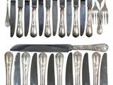beaucoup d'argenterie sur une table avec un couteau et une fourchette