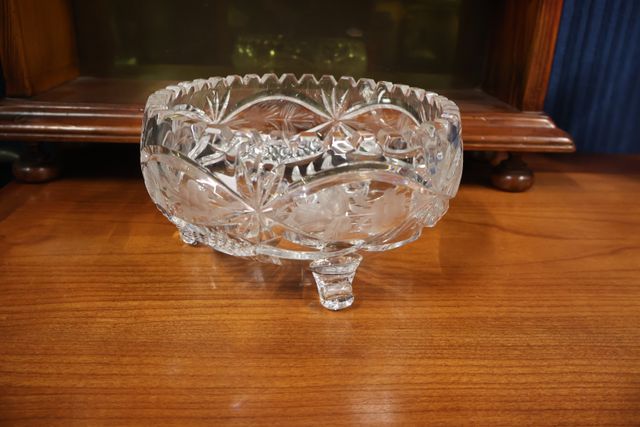 Coupe sur pied tripode en cristal. Non signée. H 11 D 21 cm