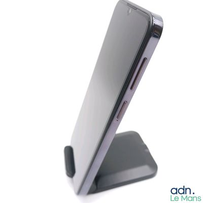 un gros plan d'un téléphone portable posé sur un support
