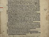 un vieux livre écrit posé sur une table