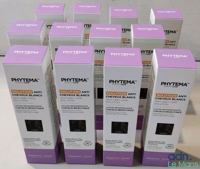 six boîtes de crèmes anti-âge Phytma posées sur une table