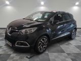 la voiture noire est garée sur un sol en damier dans le garage