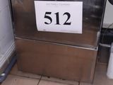 une photo d'une cuisine avec un réfrigérateur et une pancarte sur laquelle est inscrit « 512 »