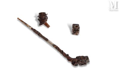 Pipe en bois patiné, le foyer et la tige sculptés de pampre …