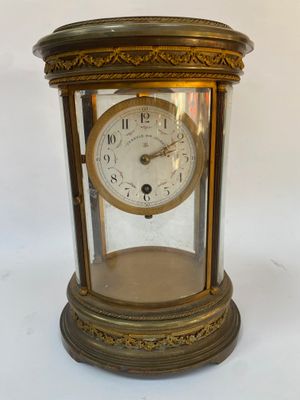 une horloge posée sur une table