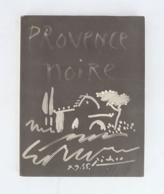 une photo en noir et blanc d'un livre sur lequel figurent des inscriptions