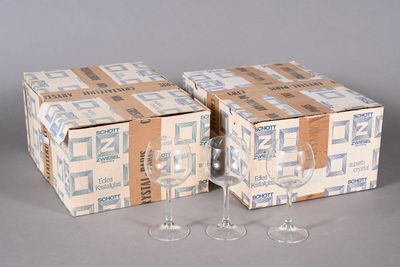 deux verres à vin vides posés à côté d'une boîte de verres à vin vides