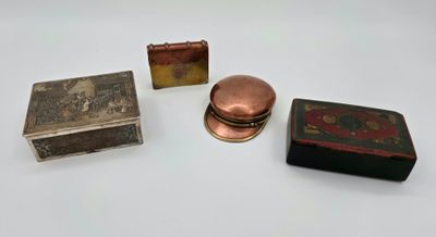 Deux boîtes, une tabatière et un briquet: