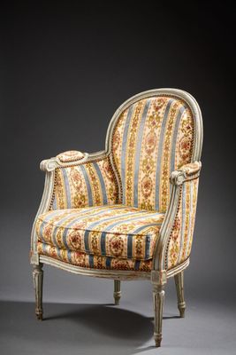 une chaise rembourrée avec un revêtement rayé, rembourrée, rembourrée, rembourrée, rembourrée, rembourrée, rembourrée, rembourrée