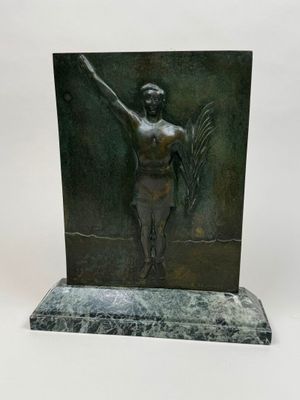sculpture en bronze représentant une femme tenant un oiseau, posée sur un socle en marbre