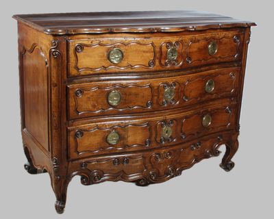 une photo d'une commode en bois avec des poignées en laiton