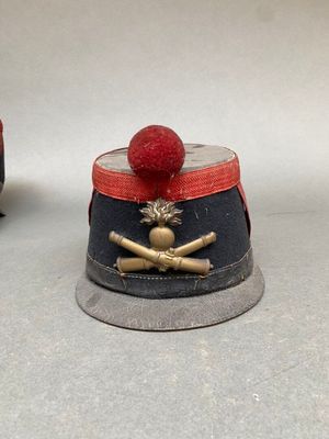deux petits chapeaux surmontés d'une boule rouge