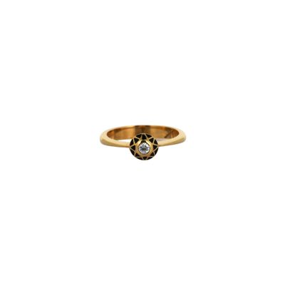 Gros plan sur une bague en or ornée d'un diamant