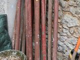 un tas de vieux outils à l'extérieur d'un bâtiment