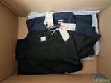 une boîte contenant beaucoup de vêtements