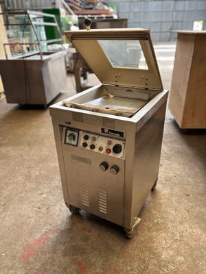 l'image d'une machine posée sur le sol