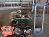 une brouette chargée d'outils dans un garage
