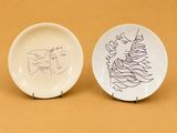deux assiettes sur lesquelles figurent des dessins