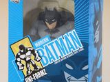 La figurine de Batman se trouve dans une boîte posée sur une table