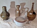 trois vases et un bol posés sur une table