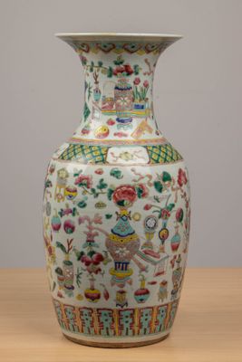 CHINE, XIXème siècle. Vase balustre en porcelaine et émaux d…