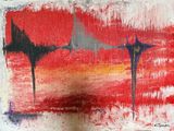 une peinture accrochée au mur d'un immeuble, avec un ciel rouge en arrière-plan