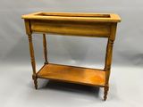 une petite table en bois surmontée d'une étagère