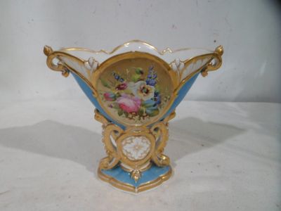 un vase bleu et or avec des fleurs peintes dessus