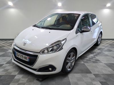 la petite voiture blanche est garée dans le garage sur un sol en damier