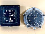 deux horloges placées l'une à côté de l'autre sur une table