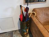 un canapé en cuir marron et un fauteuil en cuir marron avec des parasols