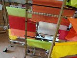 un lit superposé multicolore dans une chambre équipée d'une échelle
