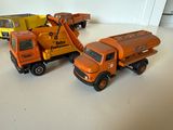 deux camions miniatures posés l'un à côté de l'autre sur une table