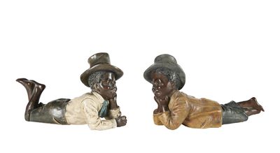 deux figurines représentant un garçon et une fille allongés sur le ventre