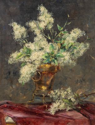 tableau représentant des fleurs blanches dans un vase doré posé sur un tissu rouge