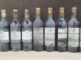 plusieurs bouteilles de vin sont alignées sur une table