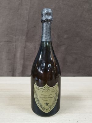 une bouteille de vin posée sur une table
