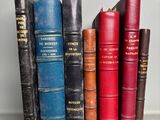 Les livres sont alignés en rang sur une table