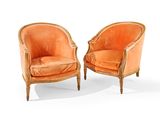 paire de fauteuils rembourrés en velours orange, avec des pieds en bois sculpté