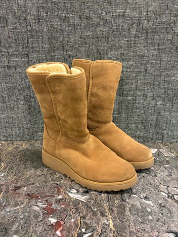 UGG - Paire de boots en daim. Taille : 37