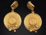 une paire de boucles d'oreilles en or, de forme circulaire et ornées d'un nœud