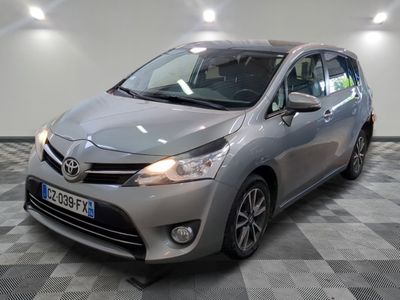 La Toyota Venza est garée sur un sol à damier dans un garage