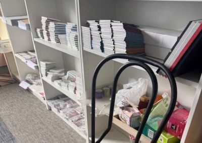 un chariot posé devant une bibliothèque