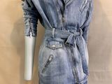 veste en jean avec ceinture à la taille et ceinture à la taille