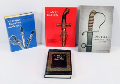 trois livres sont posés les uns à côté des autres sur une surface blanche