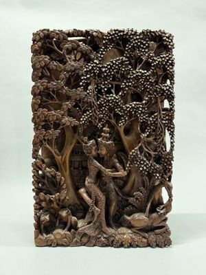 une image représentant une sculpture d'un homme et d'une femme dans une forêt