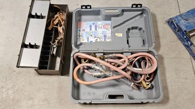 une boîte contenant tout un tas de fils