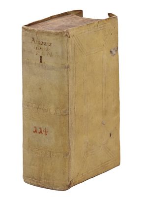 un vieux livre posé sur une surface blanche