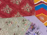 plusieurs morceaux de tissu sont disposés sur une surface blanche